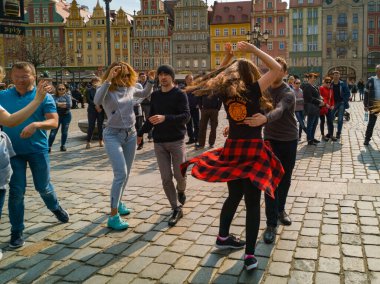 Wroclaw, Polonya - 31 Mart 2019 Uluslararası Rueda de Casino Flashmob Günü ve pazar meydanında açılış etkinliği