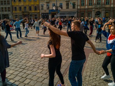 Wroclaw, Polonya - 31 Mart 2019 Uluslararası Rueda de Casino Flashmob Günü ve pazar meydanında açılış etkinliği