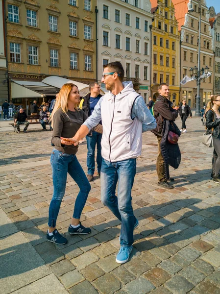 ポーランドのヴロツワフ 2019年3月31日国際フラッシュモブデイ ルエダ カジノと市場広場でのオープンイベント — ストック写真