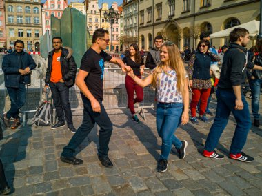 Wroclaw, Polonya - 31 Mart 2019 Uluslararası Rueda de Casino Flashmob Günü ve pazar meydanında açılış etkinliği