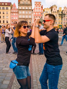 Wroclaw, Polonya - 31 Mart 2019 Uluslararası Rueda de Casino Flashmob Günü ve pazar meydanında açılış etkinliği