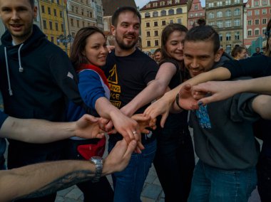 Wroclaw, Polonya - 31 Mart 2019 Uluslararası Rueda de Casino Flashmob Günü ve pazar meydanında açılış etkinliği