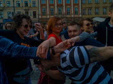 Wroclaw, Polonya - 31 Mart 2019 Uluslararası Rueda de Casino Flashmob Günü ve pazar meydanında açılış etkinliği