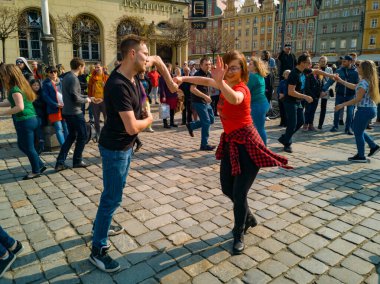 Wroclaw, Polonya - 31 Mart 2019 Uluslararası Rueda de Casino Flashmob Günü ve pazar meydanında açılış etkinliği