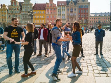 Wroclaw, Polonya - 31 Mart 2019 Uluslararası Rueda de Casino Flashmob Günü ve pazar meydanında açılış etkinliği
