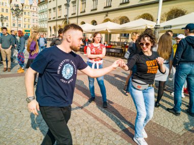 Wroclaw, Polonya - 31 Mart 2019 Uluslararası Rueda de Casino Flashmob Günü ve pazar meydanında açılış etkinliği