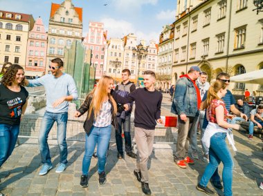 Wroclaw, Polonya - 31 Mart 2019 Uluslararası Rueda de Casino Flashmob Günü ve pazar meydanında açılış etkinliği