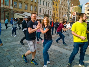 Wroclaw, Polonya - 31 Mart 2019 Uluslararası Rueda de Casino Flashmob Günü ve pazar meydanında açılış etkinliği