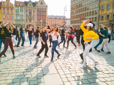 Wroclaw, Polonya - 31 Mart 2019 Uluslararası Rueda de Casino Flashmob Günü ve pazar meydanında açılış etkinliği