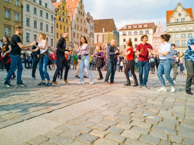 Wroclaw, Polonya - 31 Mart 2019 Uluslararası Rueda de Casino Flashmob Günü ve pazar meydanında açılış etkinliği