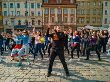 Wroclaw, Polonya - 31 Mart 2019 Uluslararası Rueda de Casino Flashmob Günü ve pazar meydanında dans animasyonlarıyla açılış etkinliği