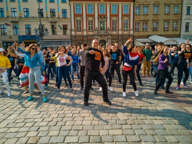 Wroclaw, Polonya - 31 Mart 2019 Uluslararası Rueda de Casino Flashmob Günü ve pazar meydanında dans animasyonlarıyla açılış etkinliği