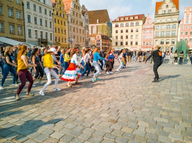 Wroclaw, Polonya - 31 Mart 2019 Uluslararası Rueda de Casino Flashmob Günü ve pazar meydanında dans animasyonlarıyla açılış etkinliği