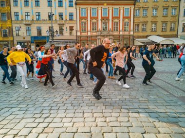 Wroclaw, Polonya - 31 Mart 2019 Uluslararası Rueda de Casino Flashmob Günü ve pazar meydanında dans animasyonlarıyla açılış etkinliği