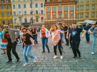 Wroclaw, Polonya - 31 Mart 2019 Uluslararası Rueda de Casino Flashmob Günü ve pazar meydanında dans animasyonlarıyla açılış etkinliği