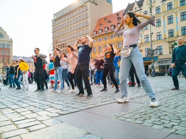 Wroclaw, Polonya - 31 Mart 2019 Uluslararası Rueda de Casino Flashmob Günü ve pazar meydanında dans animasyonlarıyla açılış etkinliği