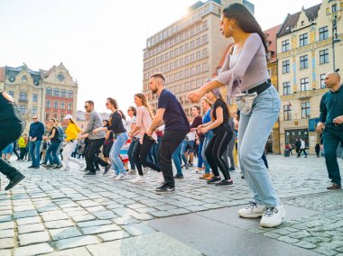 Wroclaw, Polonya - 31 Mart 2019 Uluslararası Rueda de Casino Flashmob Günü ve pazar meydanında dans animasyonlarıyla açılış etkinliği