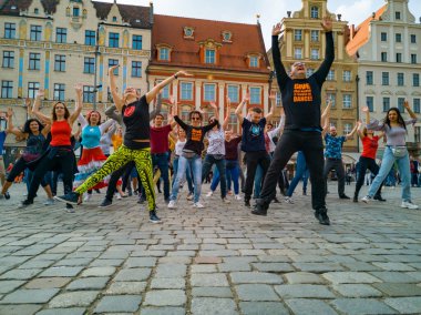 Wroclaw, Polonya - 31 Mart 2019 Uluslararası Rueda de Casino Flashmob Günü ve pazar meydanında dans animasyonlarıyla açılış etkinliği