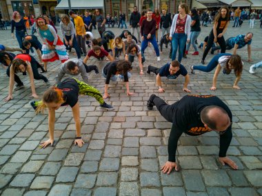 Wroclaw, Polonya - 31 Mart 2019 Uluslararası Rueda de Casino Flashmob Günü ve pazar meydanında dans animasyonlarıyla açılış etkinliği