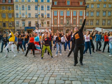 Wroclaw, Polonya - 31 Mart 2019 Uluslararası Rueda de Casino Flashmob Günü ve pazar meydanında dans animasyonlarıyla açılış etkinliği