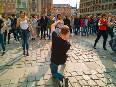 Wroclaw, Polonya - 31 Mart 2019 Uluslararası Rueda de Casino Flashmob Günü ve pazar meydanında açılış etkinliği