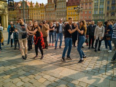Wroclaw, Polonya - 31 Mart 2019 Uluslararası Rueda de Casino Flashmob Günü ve pazar meydanında açılış etkinliği