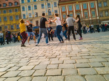 Wroclaw, Polonya - 31 Mart 2019 Uluslararası Rueda de Casino Flashmob Günü ve pazar meydanında açılış etkinliği