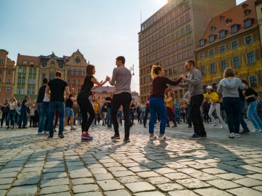 Wroclaw, Polonya - 31 Mart 2019 Uluslararası Rueda de Casino Flashmob Günü ve pazar meydanında açılış etkinliği