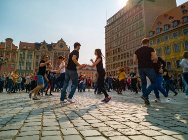 Wroclaw, Polonya - 31 Mart 2019 Uluslararası Rueda de Casino Flashmob Günü ve pazar meydanında açılış etkinliği