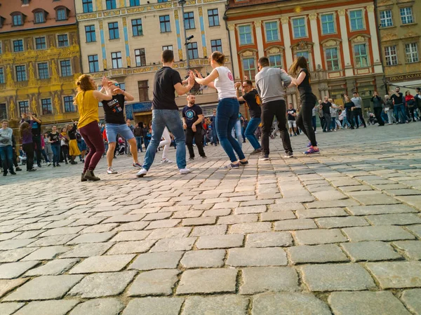 Wroclaw, Polonya - 31 Mart 2019 Uluslararası Rueda de Casino Flashmob Günü ve pazar meydanında açılış etkinliği