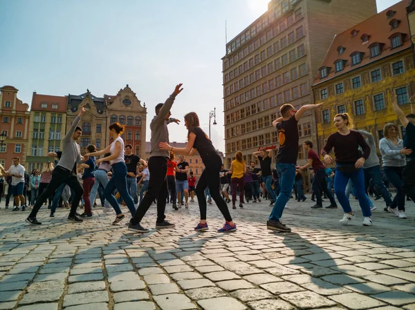 Wroclaw, Polonya - 31 Mart 2019 Uluslararası Rueda de Casino Flashmob Günü ve pazar meydanında açılış etkinliği