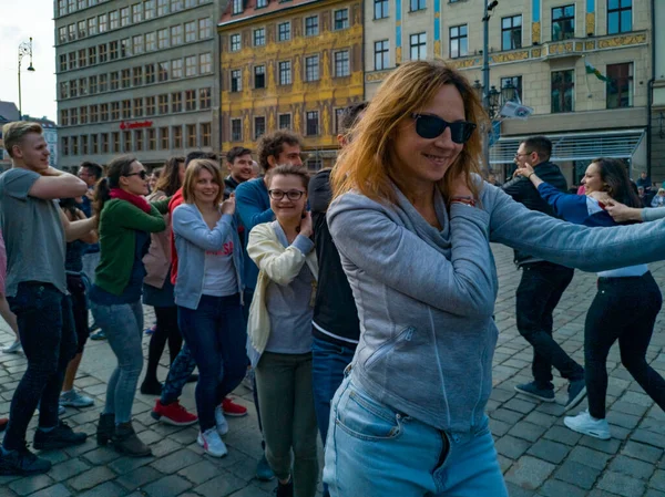 Wroclaw, Polonya - 31 Mart 2019 Uluslararası Rueda de Casino Flashmob Günü ve pazar meydanında açılış etkinliği