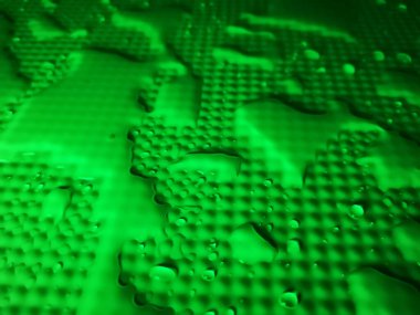 Duş tepsisinde renklerle renklendirilmiş su damlaları 