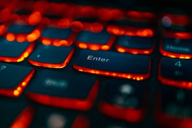 Enter tuşuna odaklı kırmızı vurgulanmış eski dizüstü bilgisayar