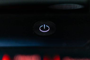 Dizüstü bilgisayarda kırmızı vurgulanmış klavyeyle işaretlenmiş güç düğmesi