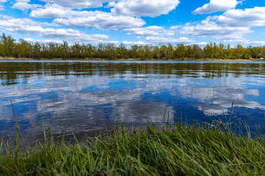 Güneşli bir günde, Bajkal Gölü kıyısında küçük bir yarımada.