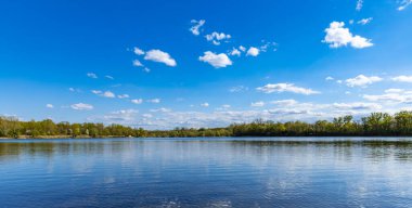 Üzerinde küçük yarımadası olan büyük Bajkal gölünün panoramik manzarası