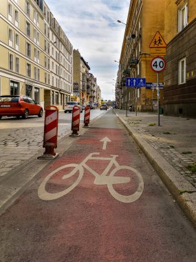 Wroclaw, Polonya - 17 Nisan 2020: Stawowa caddesi yakınlarında boyalı bisiklet yolu