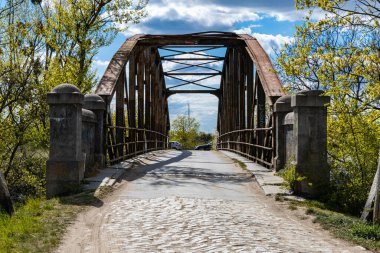 Kamieniec Wroclawski, Polonya - 26 Nisan 2020: Eski metal korkuluklar ve engellerle küçük beton köprü 