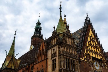 Wroclaw, Polonya - 03 Mayıs 2020: Pazar meydanındaki belediye binası kuleleri