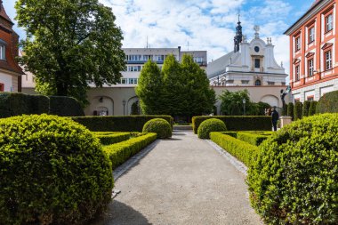 Wroclaw, Polonya - Mayıs 03 2020: Şehrin merkezindeki Ossolineum 'da küçük yeşil kare