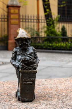 Wroclaw, Polonya - Mayıs 03 2020: Swidnicka Caddesi 'nde Cüce 