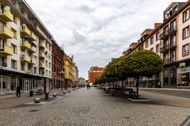Wroclaw, Polonya - Mayıs 03 2020: Bulutlu bir günde pazar meydanı yakınlarında Long Swidnicka Caddesi