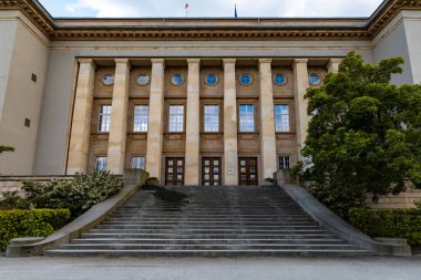 Wroclaw, Polonya - 3 Mayıs 2020: Büyük beton merdivenli belediye binası