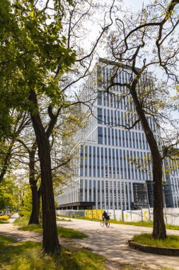 Wroclaw, Polonya - 8 Mayıs 2020: Yüksek cam ve beyaz şirket binası cephesi