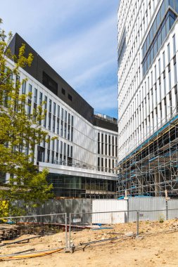 Wroclaw, Polonya - 8 Mayıs 2020: Siyah ve beyaz binalı yeni konutlarda inşaat sahası