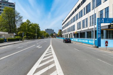 Wroclaw, Polonya - 8 Mayıs 2020: Gökyüzü Kulesi 'nin yanındaki iki yönlü yol