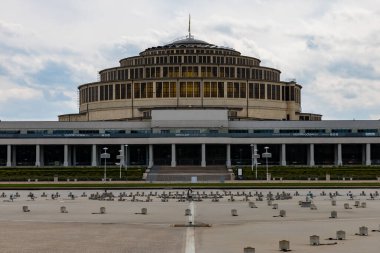 Wroclaw, Polonya - 13 Mayıs 2020: Çevresinde yeşil pergola olan büyük fıskiyenin arkasındaki büyük eski Centennial Hall binası