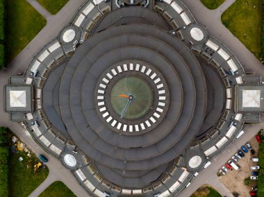 Wroclaw, Polonya - 13 Mayıs 2020: Centennial Hall 'a hava aracı görünümü