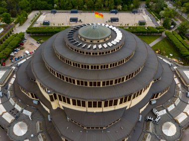 Wroclaw, Polonya - 13 Mayıs 2020: Centennial Hall 'a hava aracı görünümü